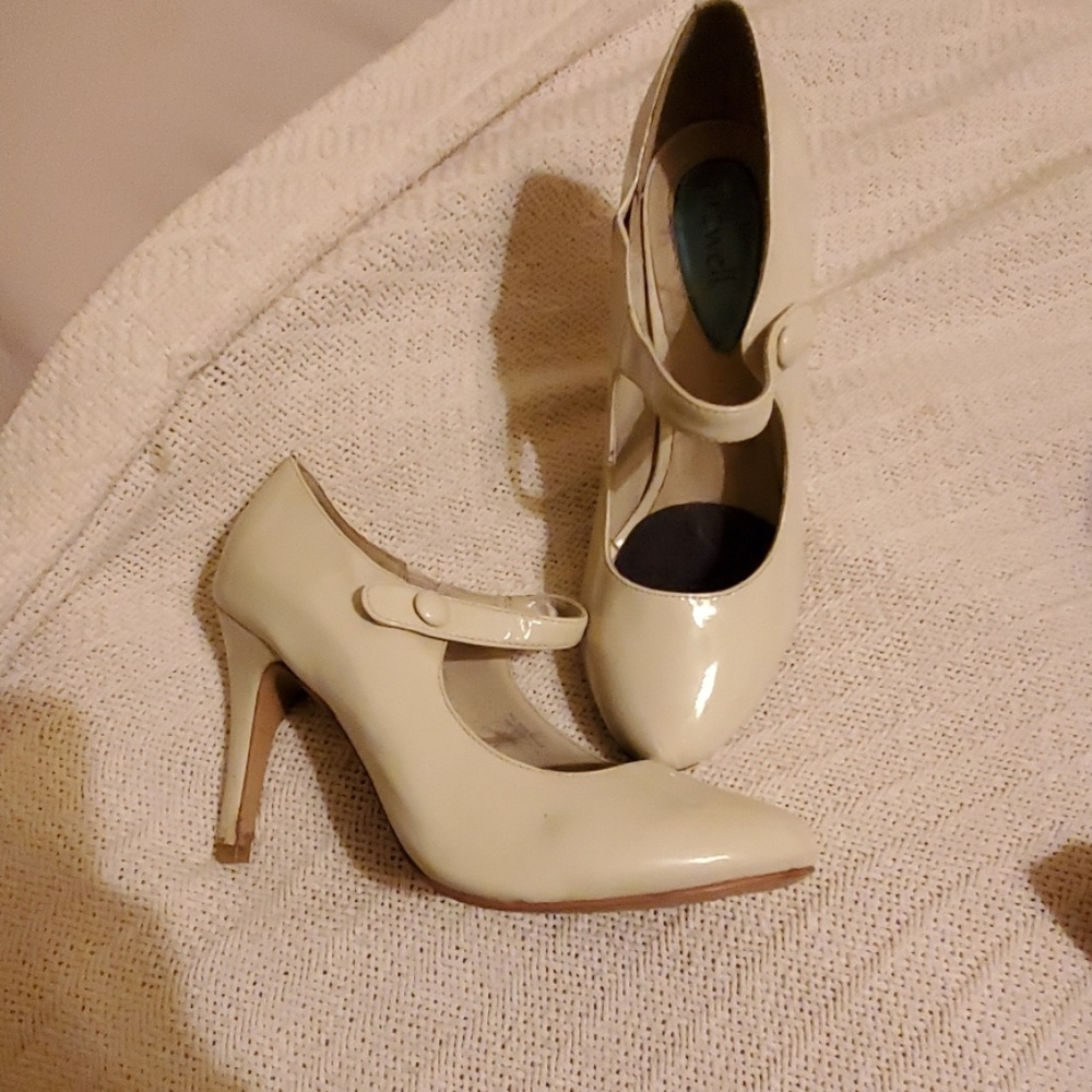 Size 7M Fitzwell heels, white/cream